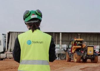 Tecnico Statkraft supervisiona un cantiere