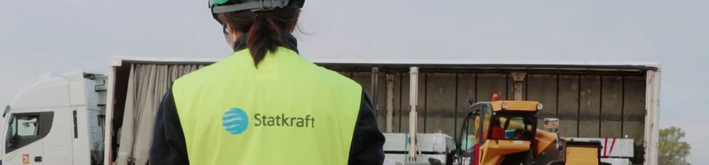 Tecnico Statkraft supervisiona un cantiere