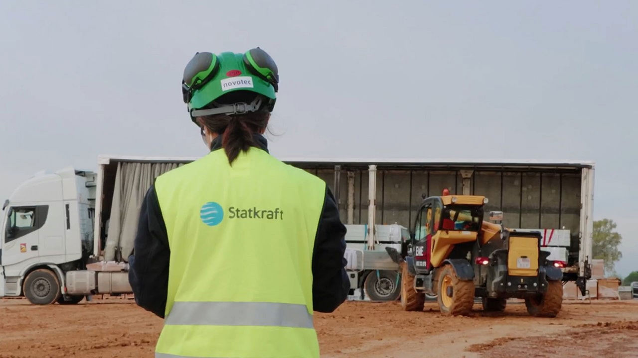 Tecnico Statkraft supervisiona un cantiere