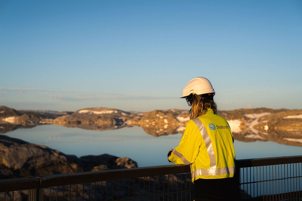 Tecnico Statkraft ammira paesaggio con lago