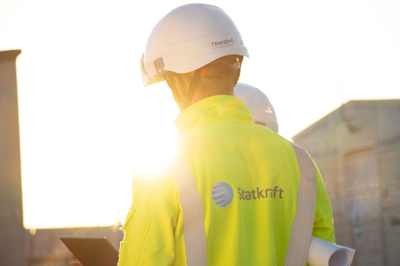 Tecnico Statkraft con documenti al tramonto