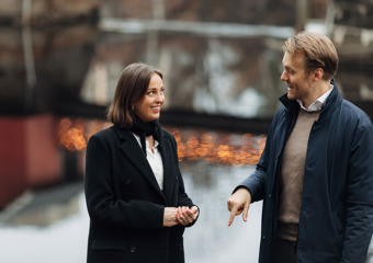 Donna e uomo che hanno una conversazione