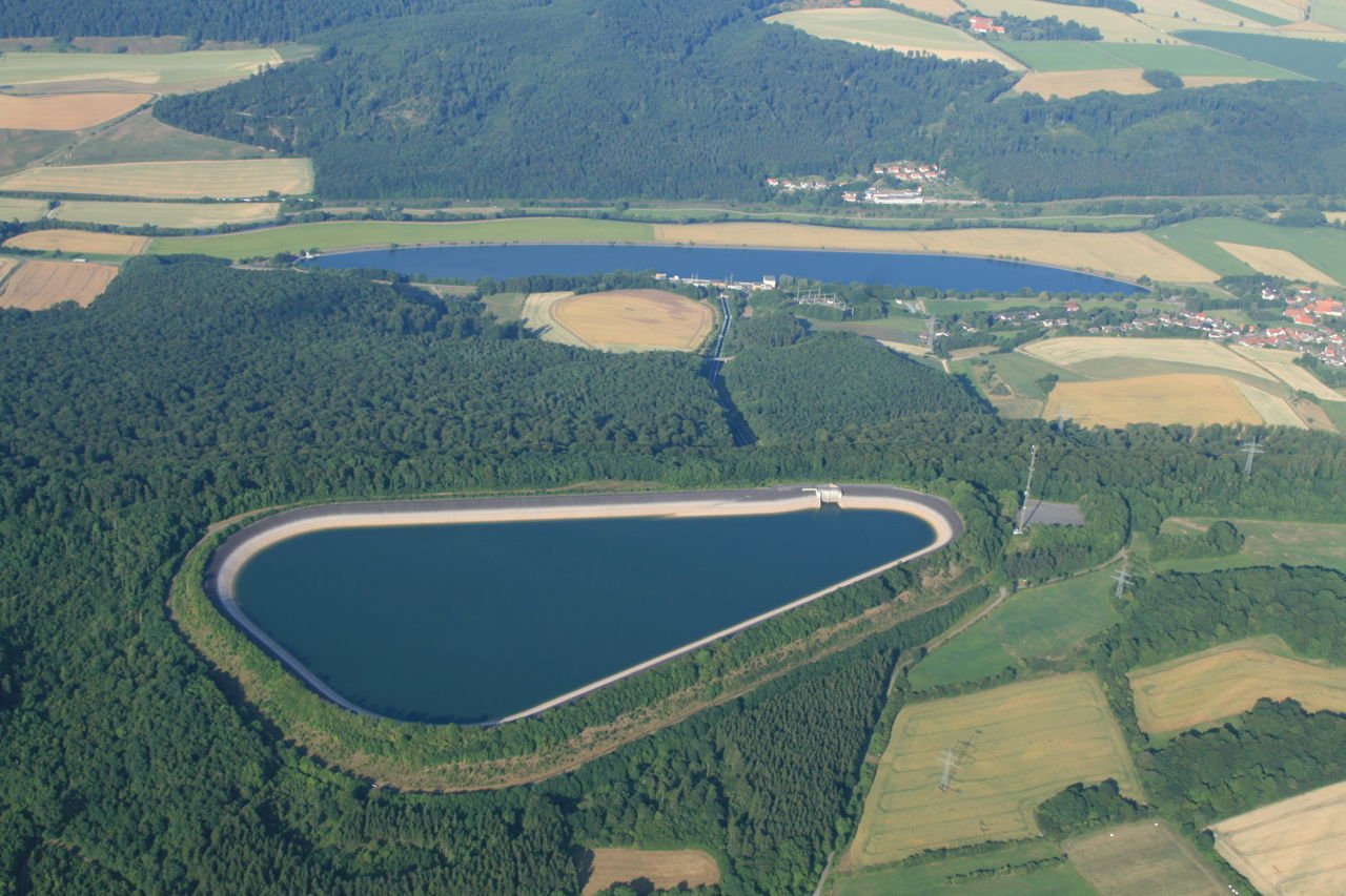 lago artificiale in mezzo a campi verdi