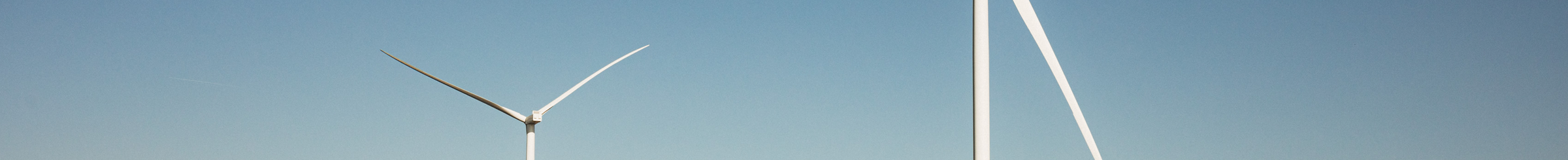 Pala eolica con cielo azzurro ripresa dal basso