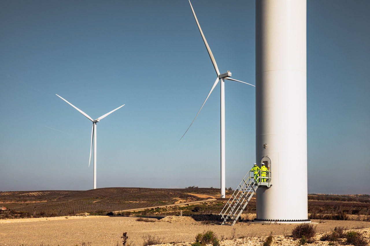 Pale eoliche con un tecnico Statkraft che sale sulle loro scale