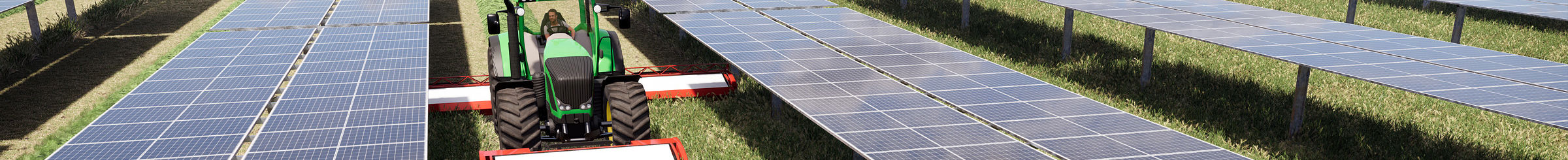 Campo con pannelli fotovoltaici e aratro che passa tra di essi
