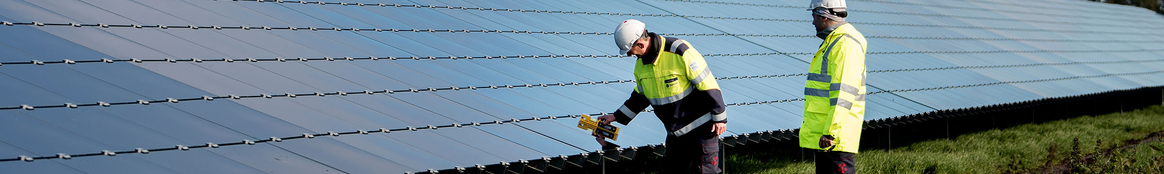 Lavoratori davanti a un impianto solare