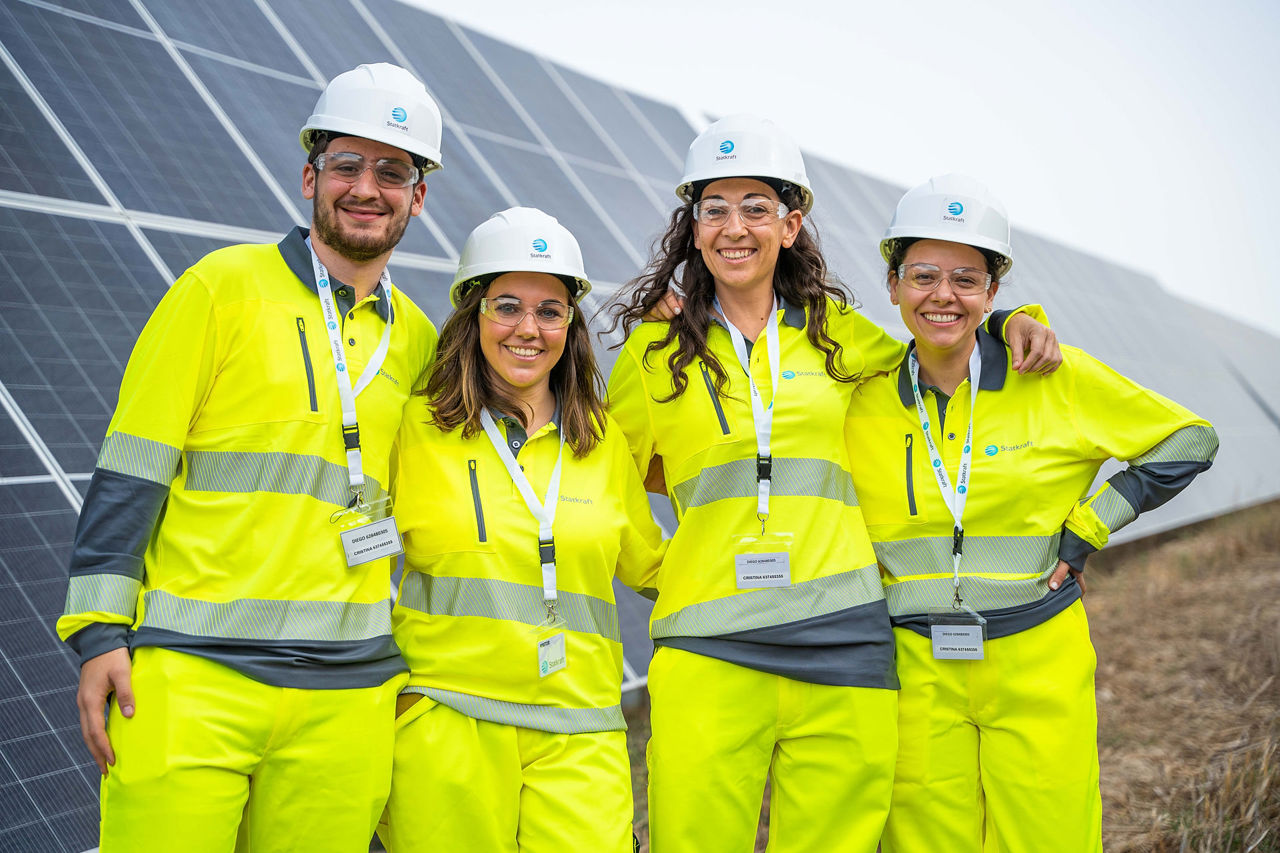 Tecnici Statkraft con pannelli solari sullo sfondo